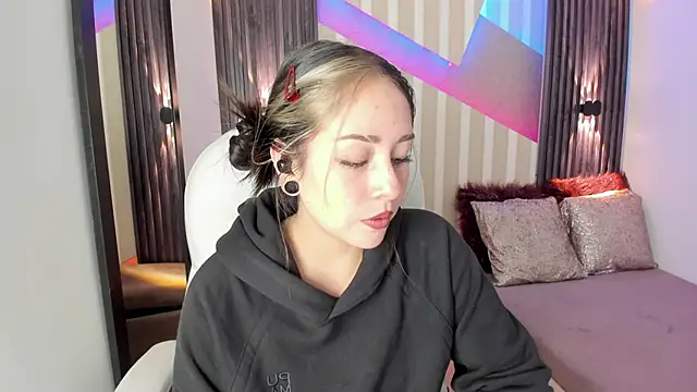 Snapshot of emily_layton chatting on October 2, 2:42 pm emily layton online show from October 2, 2:42 pm