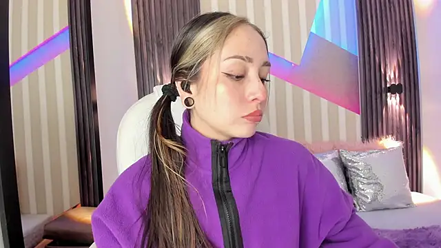 Snapshot of emily_layton chatting on October 5, 4:20 pm emily layton online show from October 5, 4:20 pm