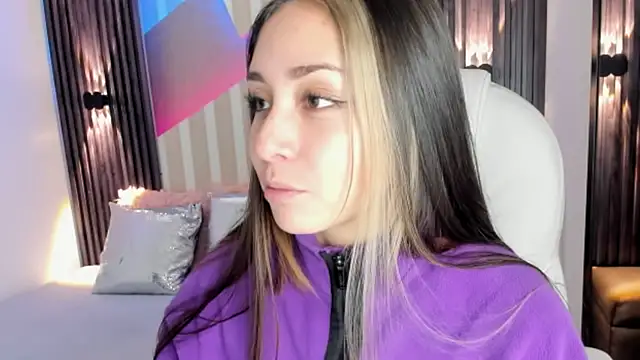 Snapshot of emily_layton chatting on October 14, 2:39 pm emily layton online show from October 14, 2:39 pm