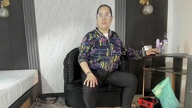 alondrabigtits online show from November 15, 11:58 am