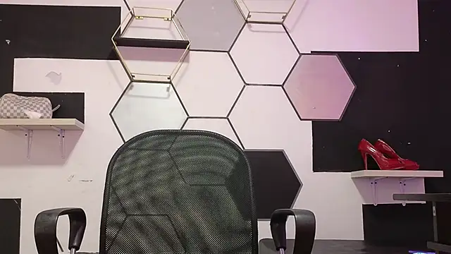 alondrabigtits online show from October 17, 11:12 am