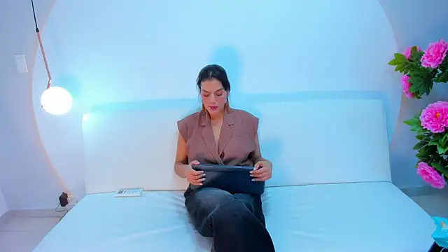 Ada Monroe10 online show from December 17, 1:49 pm