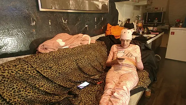 Snapshot of Doggyray44 chatting on January 9, 6:37 pm Doggyray44 online show from January 9, 6:37 pm