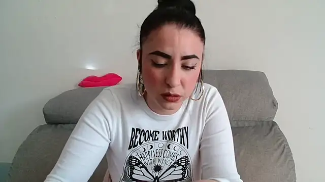 Snapshot of leilacam25 chatting on February 6, 3:30 pm leilacam25 online show from February 6, 3:30 pm