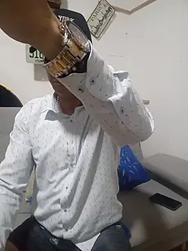 latinmartin73 online show from November 5, 12:14 am