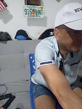 latinmartin73 online show from November 12, 11:30 pm