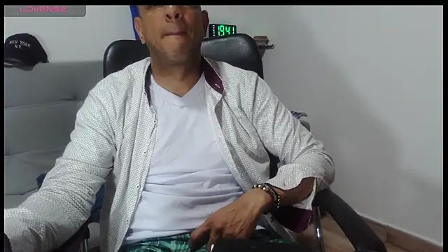 latinmartin73 online show from March 26, 12:42 am