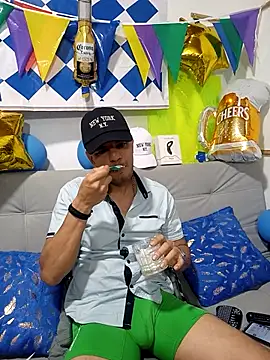 latinmartin73 online show from October 3, 12:14 am