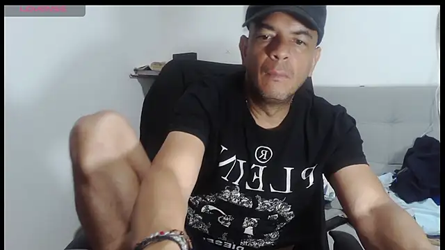 latinmartin73 online show from May 3, 3:44 am