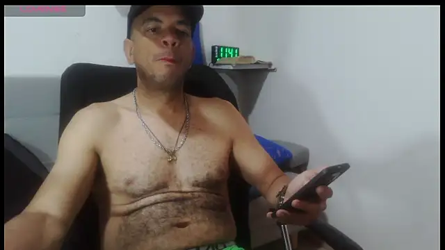 latinmartin73 online show from April 18, 4:42 pm