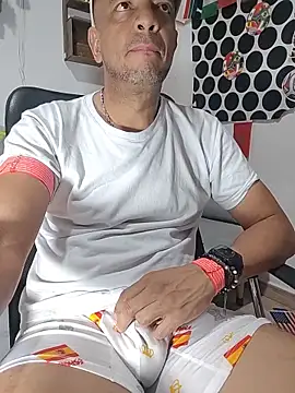 Snapshot of latinmartin73 chatting on June 17, 12:54 am latinmartin73 online show from June 17, 12:54 am