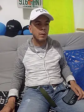 latinmartin73 online show from October 19, 4:37 am