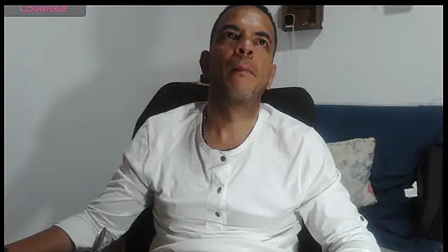 latinmartin73 online show from May 10, 5:11 am