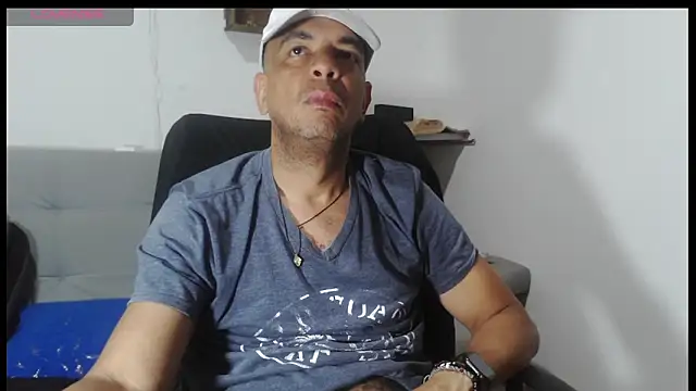 latinmartin73 online show from May 18, 5:45 am