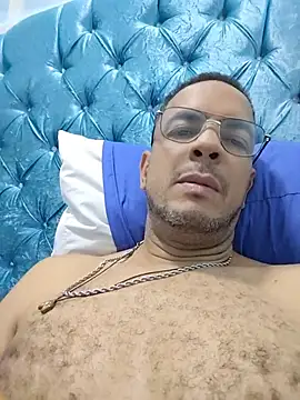 Snapshot of latinmartin73 chatting on June 19, 3:34 am latinmartin73 online show from June 19, 3:34 am