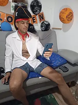 latinmartin73 online show from October 29, 11:47 pm