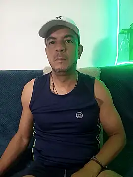 latinmartin73 online show from March 15, 2:35 am