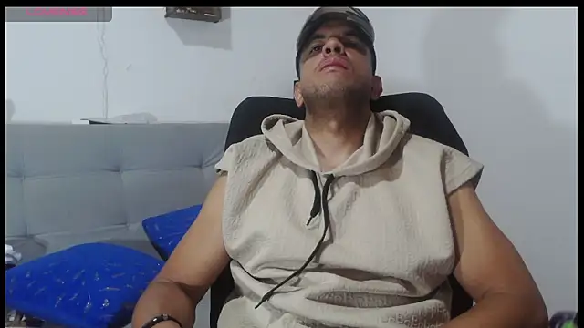 latinmartin73 online show from May 24, 2:44 am