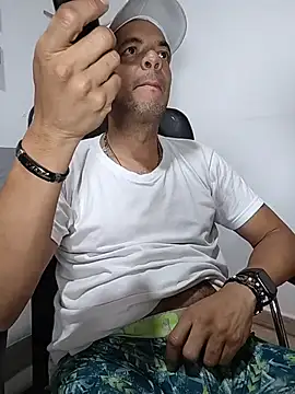 latinmartin73 online show from June 3, 12:00 am