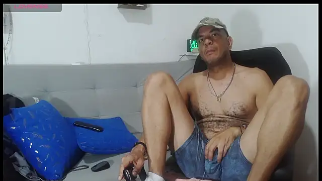 latinmartin73 online show from May 19, 1:56 am