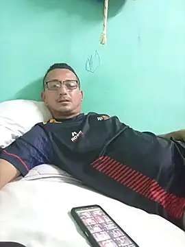 Snapshot of Andresguz35 chatting on February 15, 10:52 pm Andresguz35 online show from February 15, 10:52 pm