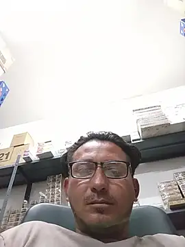Snapshot of Andresguz35 chatting on October 22, 4:28 pm Andresguz35 online show from October 22, 4:28 pm