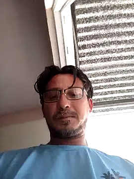 Snapshot of Andresguz35 chatting on February 8, 8:17 pm Andresguz35 online show from February 8, 8:17 pm