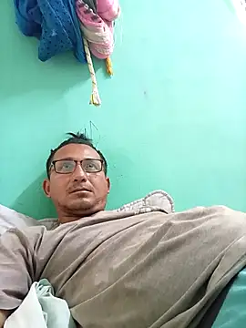 Snapshot of Andresguz35 chatting on February 28, 9:36 pm Andresguz35 online show from February 28, 9:36 pm