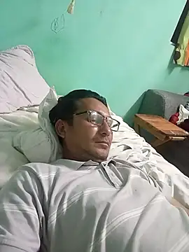 Snapshot of Andresguz35 chatting on February 15, 2:34 am Andresguz35 online show from February 15, 2:34 am