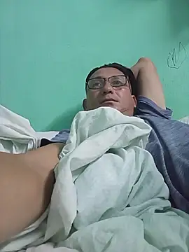 Snapshot of Andresguz35 chatting on December 22, 2:33 am Andresguz35 online show from December 22, 2:33 am