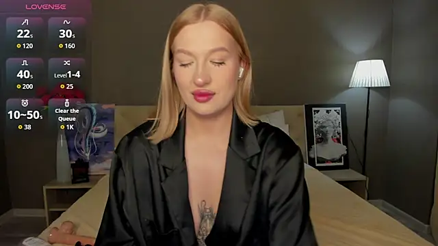 Emma  Leee online show from October 5, 1:07 am