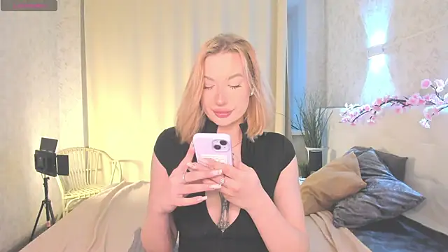 Emma  Leee online show from April 21, 1:07 am