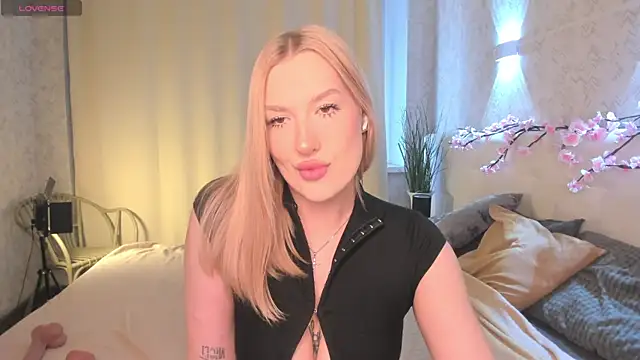 Emma  Leee online show from April 5, 1:01 am