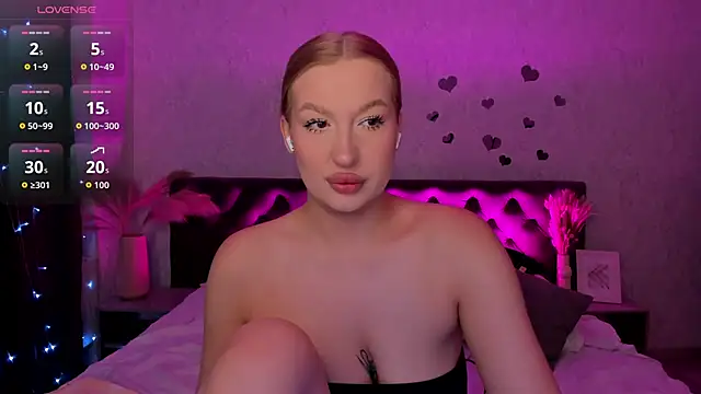 Emma  Leee online show from October 13, 12:01 am