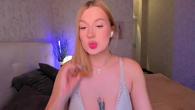 Emma  Leee online show from November 18, 12:59 am