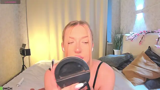 Emma  Leee online show from May 8, 1:31 am