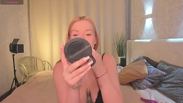 Emma  Leee online show from March 25, 1:06 am