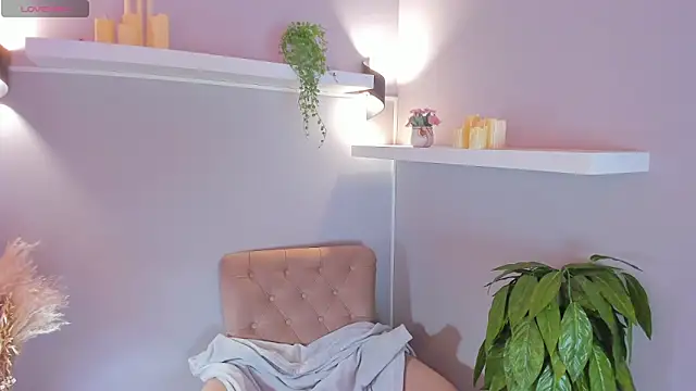 Emma  Leee online show from May 16, 12:53 am