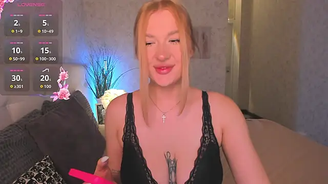 Emma  Leee online show from November 30, 1:06 am