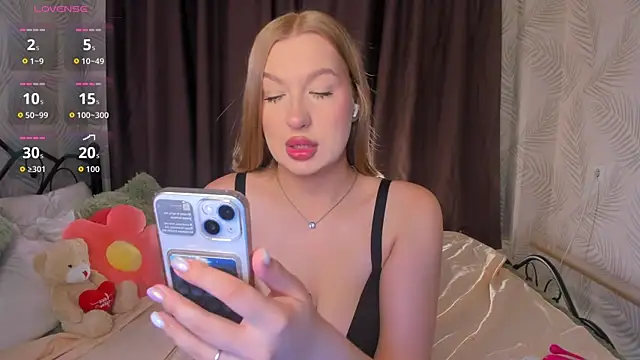 Emma  Leee online show from September 25, 12:05 am