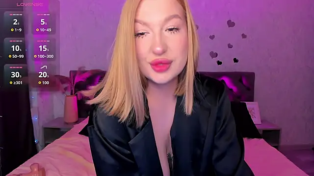Emma  Leee online show from October 6, 12:45 am