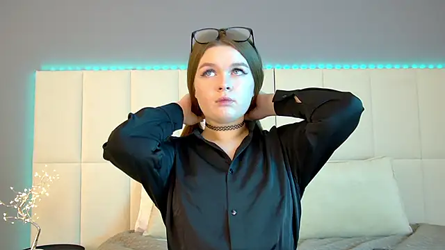 CrystalLyons online show from March 4, 6:58 am