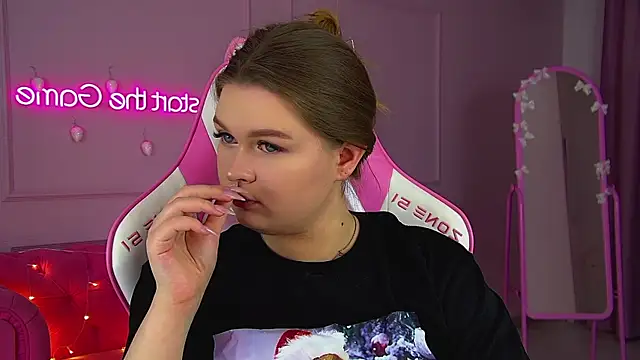 CrystalLyons online show from December 21, 7:32 am