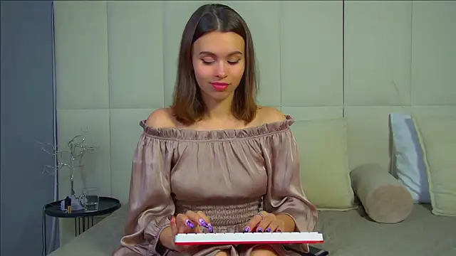 Snapshot of PollyLanders chatting on November 10, 8:47 pm PollyLanders online show from November 10, 8:47 pm