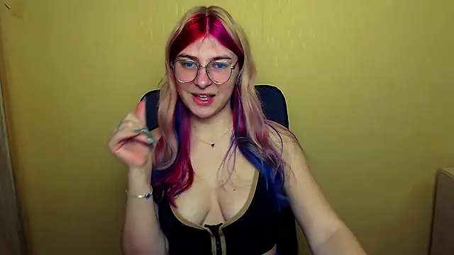 Luna Lush  online show from February 11, 11:20 am
