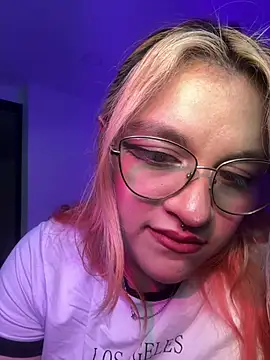 Snapshot of SophiaWeestt99 chatting on June 22, 3:25 am SophiaWeestt99 online show from June 22, 3:25 am