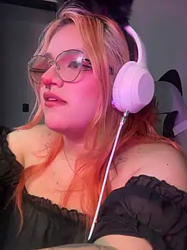 Snapshot of SophiaWeestt99 chatting on June 20, 1:54 am SophiaWeestt99 online show from June 20, 1:54 am
