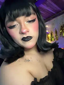 SophiaWeestt99 online show from May 2, 4:07 am