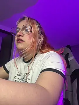 Snapshot of SophiaWeestt99 chatting on July 7, 2:14 am SophiaWeestt99 online show from July 7, 2:14 am