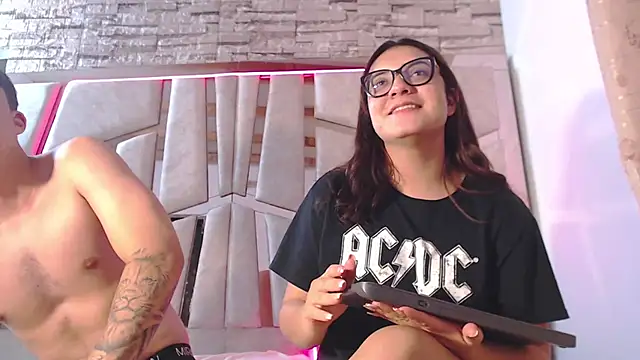 mia and austin online show from February 7, 5:52 am